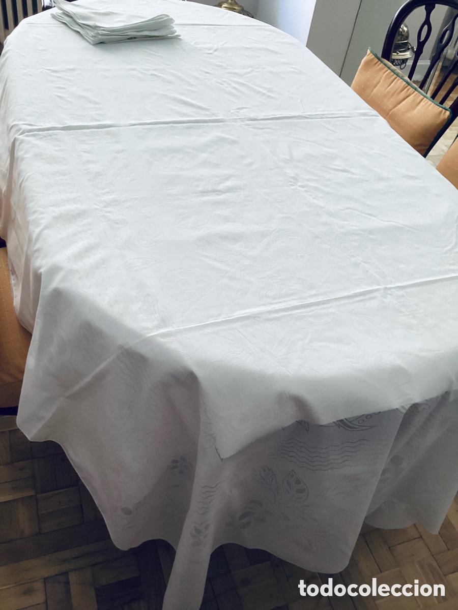 Antig&uuml;edades: Manteleria blanca con 8 servilletas. Perfecto estado.