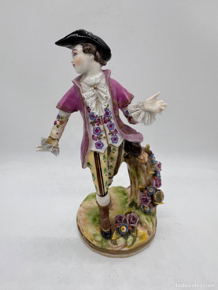 Antig&uuml;edades: FIGURA ANTIGUA DE PORCELANA - CABALLERO SIGLO XVIII CON ENCAJE APLICADO