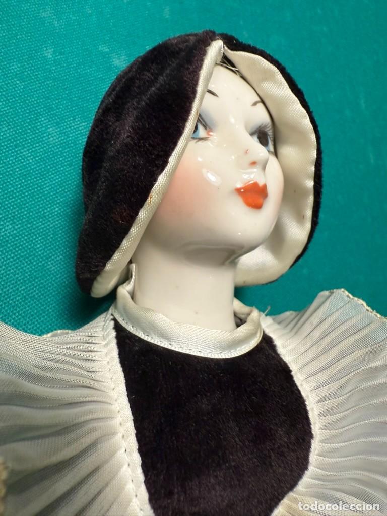 Antig&uuml;edades: Mu&ntilde;eca de porcelana vintage. 45 cm de altura aprox.