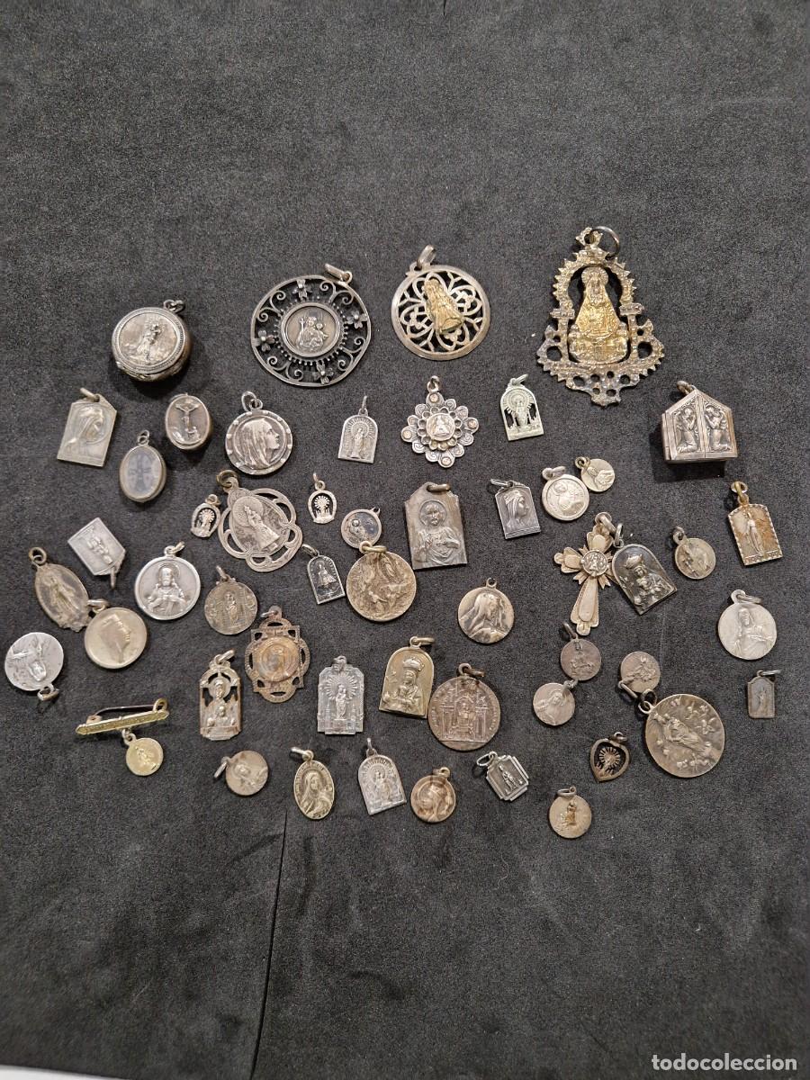 Antig&uuml;edades: Lote de medallas y relicarios, todo de plata, m&aacute;s de 100 gramos.