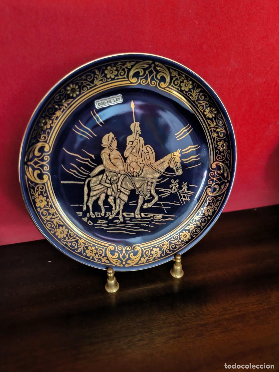 Antig&uuml;edades: Plato Don Quijote decorado en oro de ley