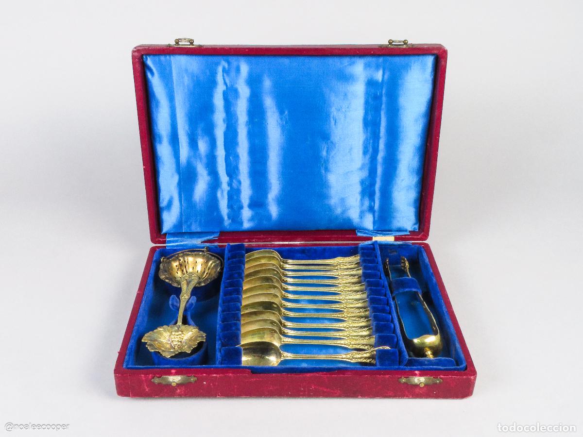Antig&uuml;edades: Juego de servicio de t&eacute; en plata dorada con su estuche Francia siglo XIX