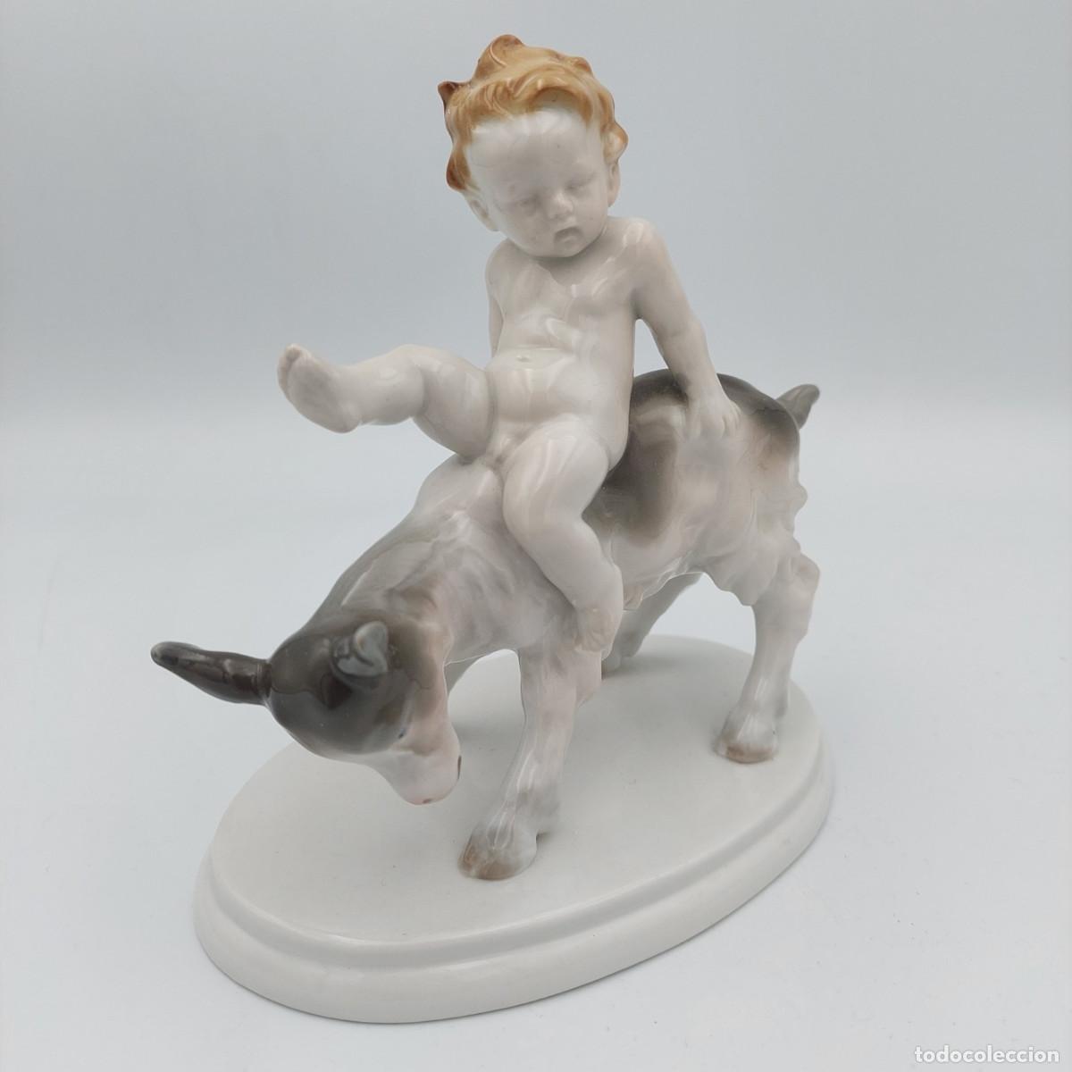 Antig&uuml;edades: Figura de porcelana alemana Metzler & Ortloff ni&ntilde;o desnudo sobre burro