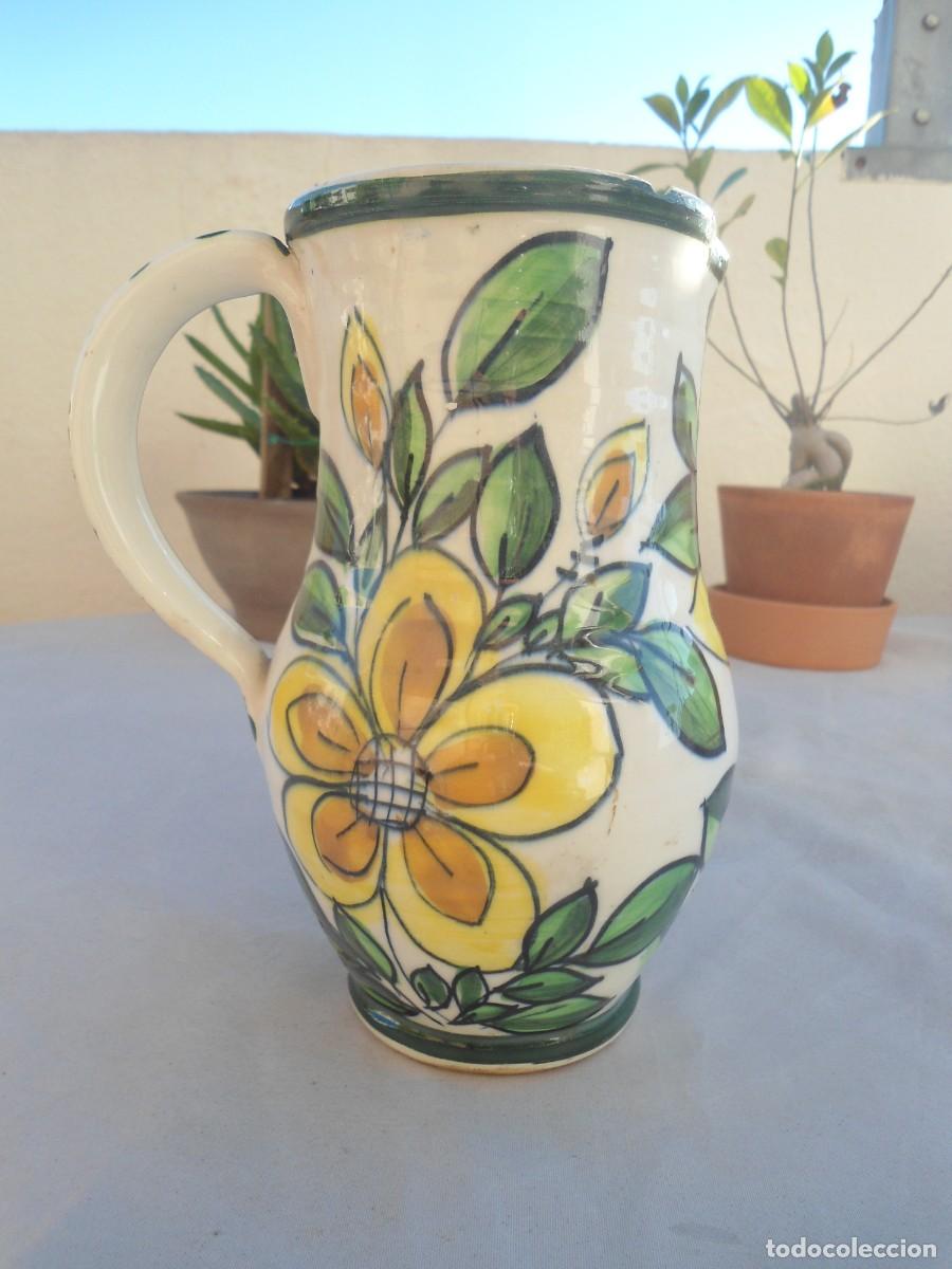 Antig&uuml;edades: Jarra antigua Manises, motivos florales, con asa. 21 cm alta 32 cm ancha con asa. 8 cm diametro.