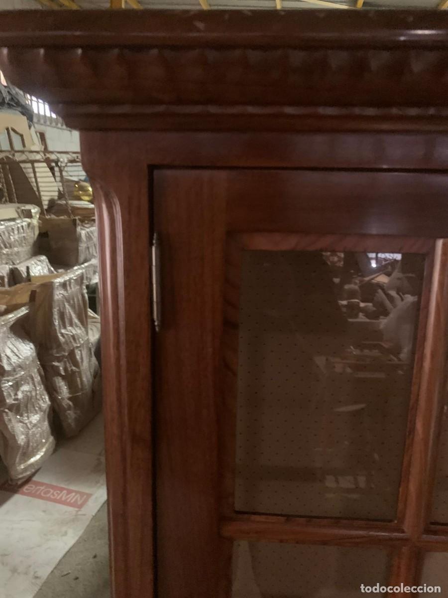 Antig&uuml;edades: Vitrina antigua de buenas dimensiones - Foto 5
