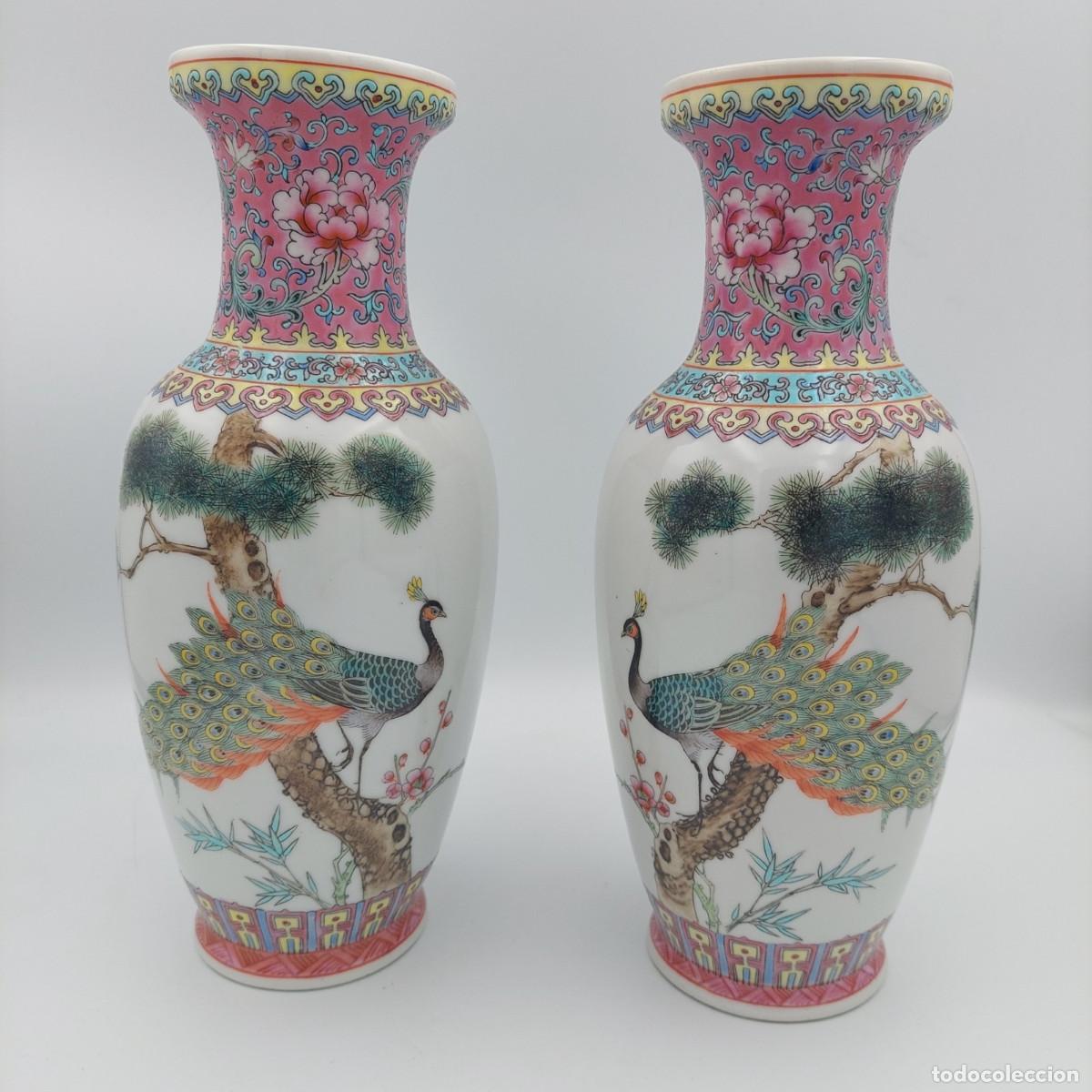 Antig&uuml;edades: Pareja de jarrones espejo porcelana alemana pavos reales