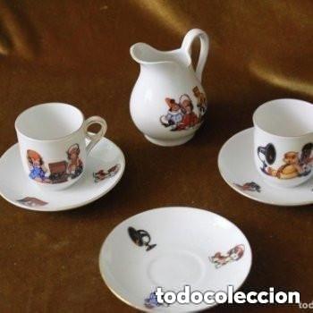 Antiguidades: Juego de porcelana checoslovaca, Tres platitos, dos tazas de caf&eacute; y peque&ntilde;a lechera.