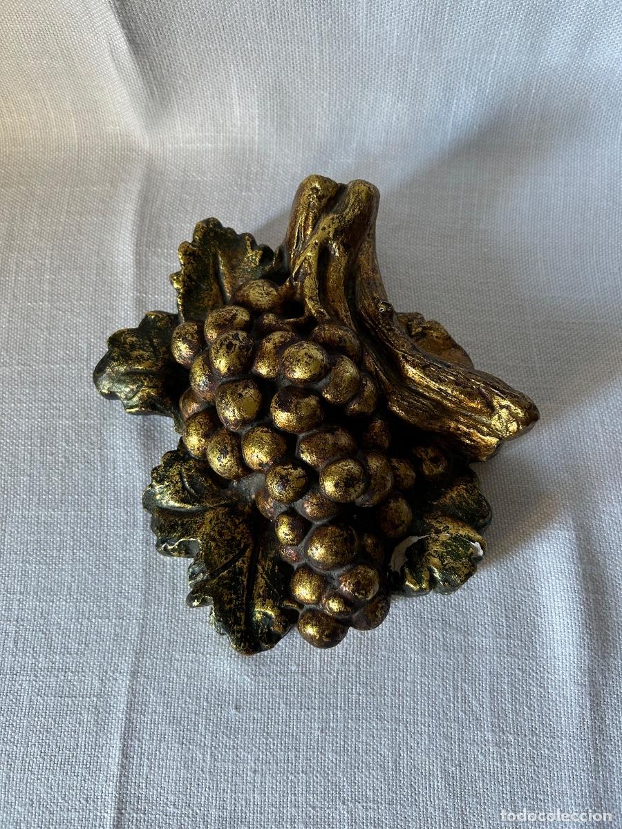 Antiguidades: ADORNO PARA COLGAR RACIMO DE UVAS DORADO DE ESCAYOLA