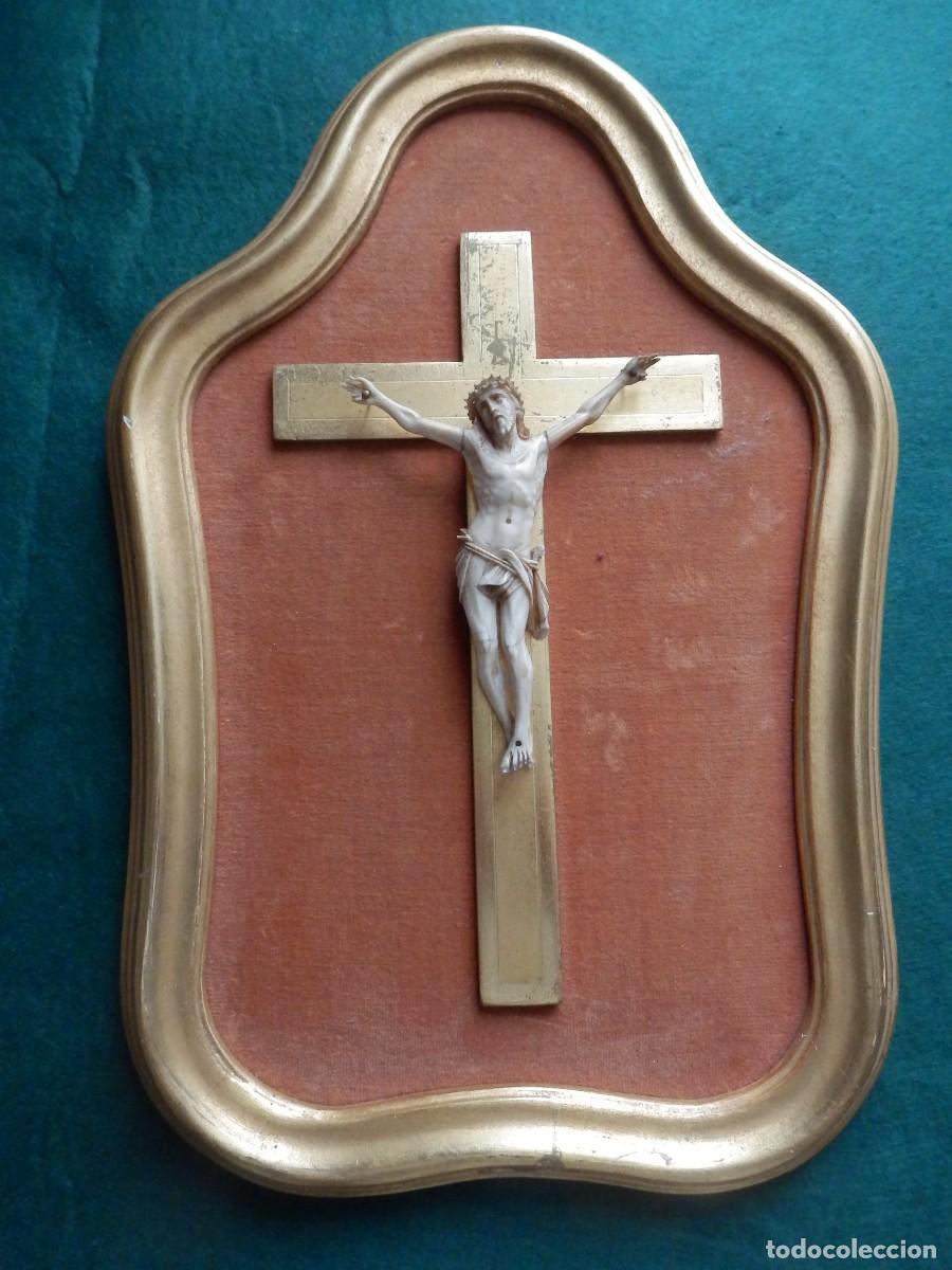 Antiguidades: Crucifijo de marfil del siglo XIX, enmarcado, 25 x 25 cm