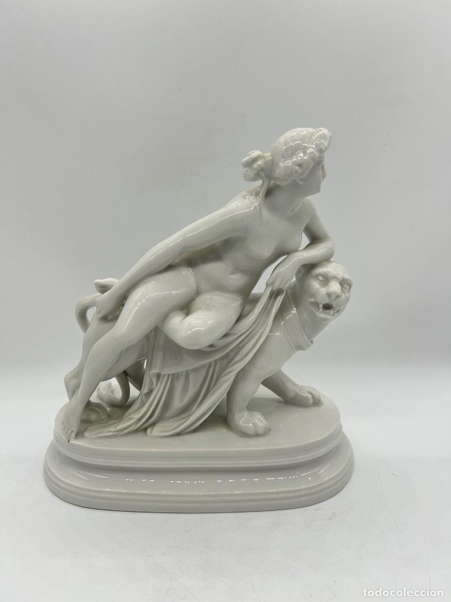 Antig&uuml;edades: Figura Decorativa de Porcelana Blanca - Mujer con Le&oacute;n