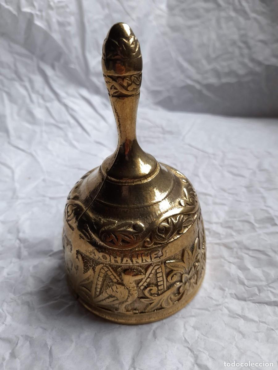 Antiques: Campana lit&uacute;rgica de lat&oacute;n dorado con los 4 evangelistas