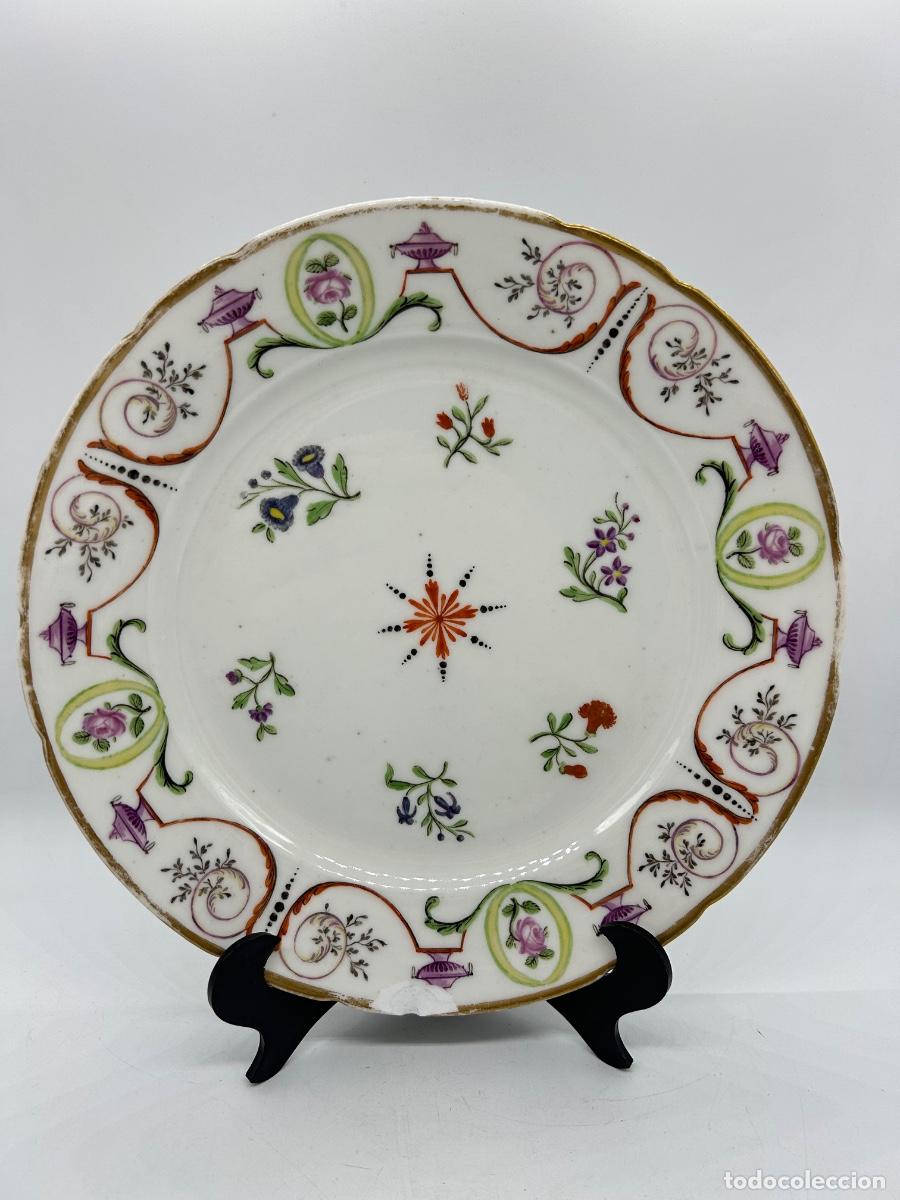 Antig&uuml;edades: Plato de porcelana atribuido a la Real F&aacute;brica de Buen Retiro, finales del siglo XVIII