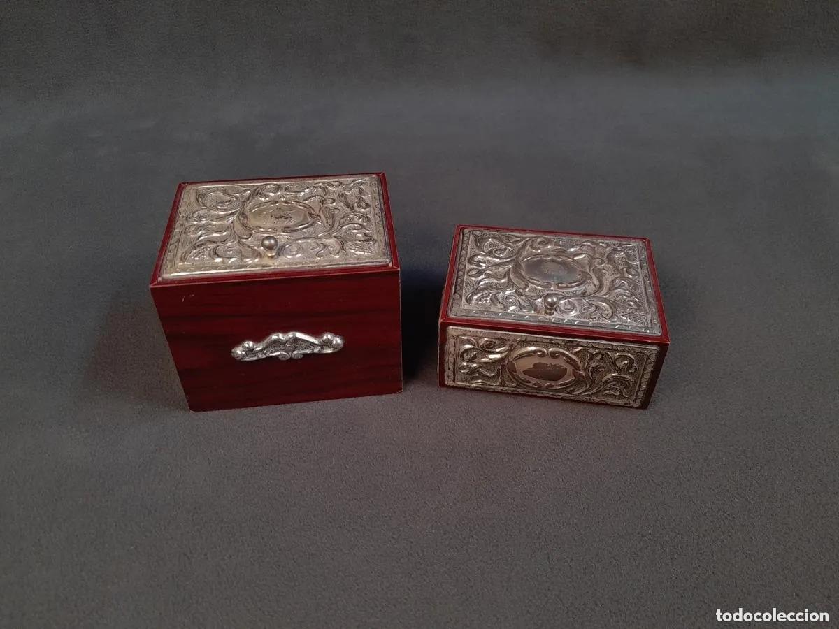 Antig&uuml;edades: PAREJA DE CAJAS DE SOBREMESA EN MADERA Y PLATA DE LEY. SIGLO XX
