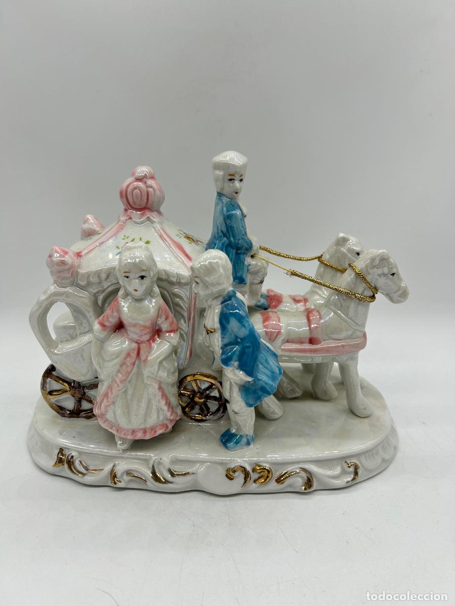 Antig&uuml;edades: Figura de Carroza Decorativa de Porcelana con Caballos