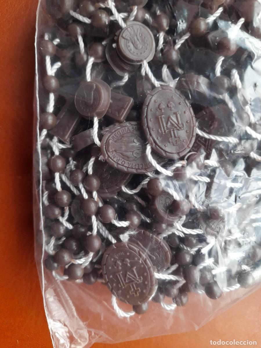 Antig&uuml;edades: Lote 25 Rosarios de plastico con la Medalla Milagrosa