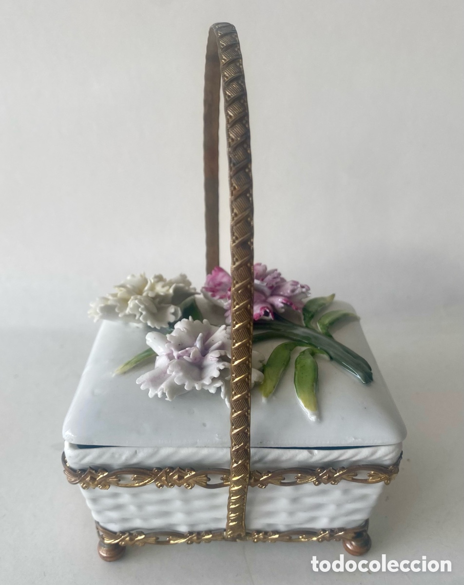 Antig&uuml;edades: Caja joyero de porcelana blanca con asa y monturas de metal dorado