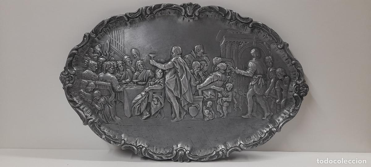Antiquit&eacute;s: ANTIGUA BANDEJA DECORATIVA - LAS BODAS DE CANA . REALIZADA EN METAL PARA COLGAR . FRENTE 44 CM