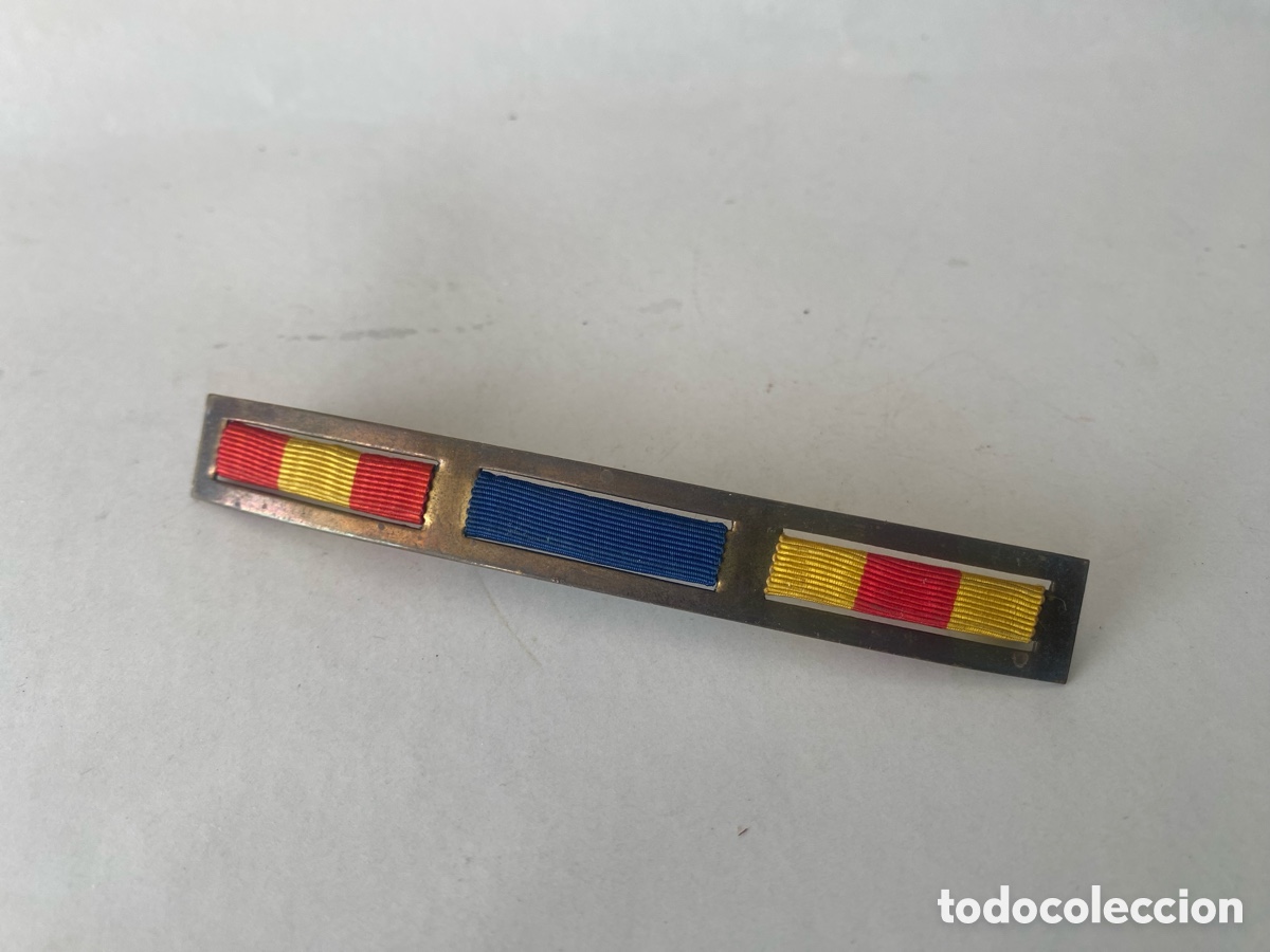 Antig&uuml;edades: pasador de diario militar espa&ntilde;ol antiguo dise&ntilde;ado para sostener tres cintas de condecoraciones.