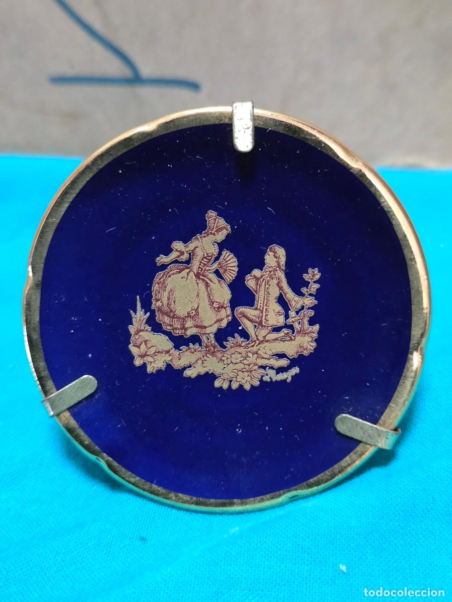 Antig&uuml;edades: mini plato de ceramica azul - Foto 1