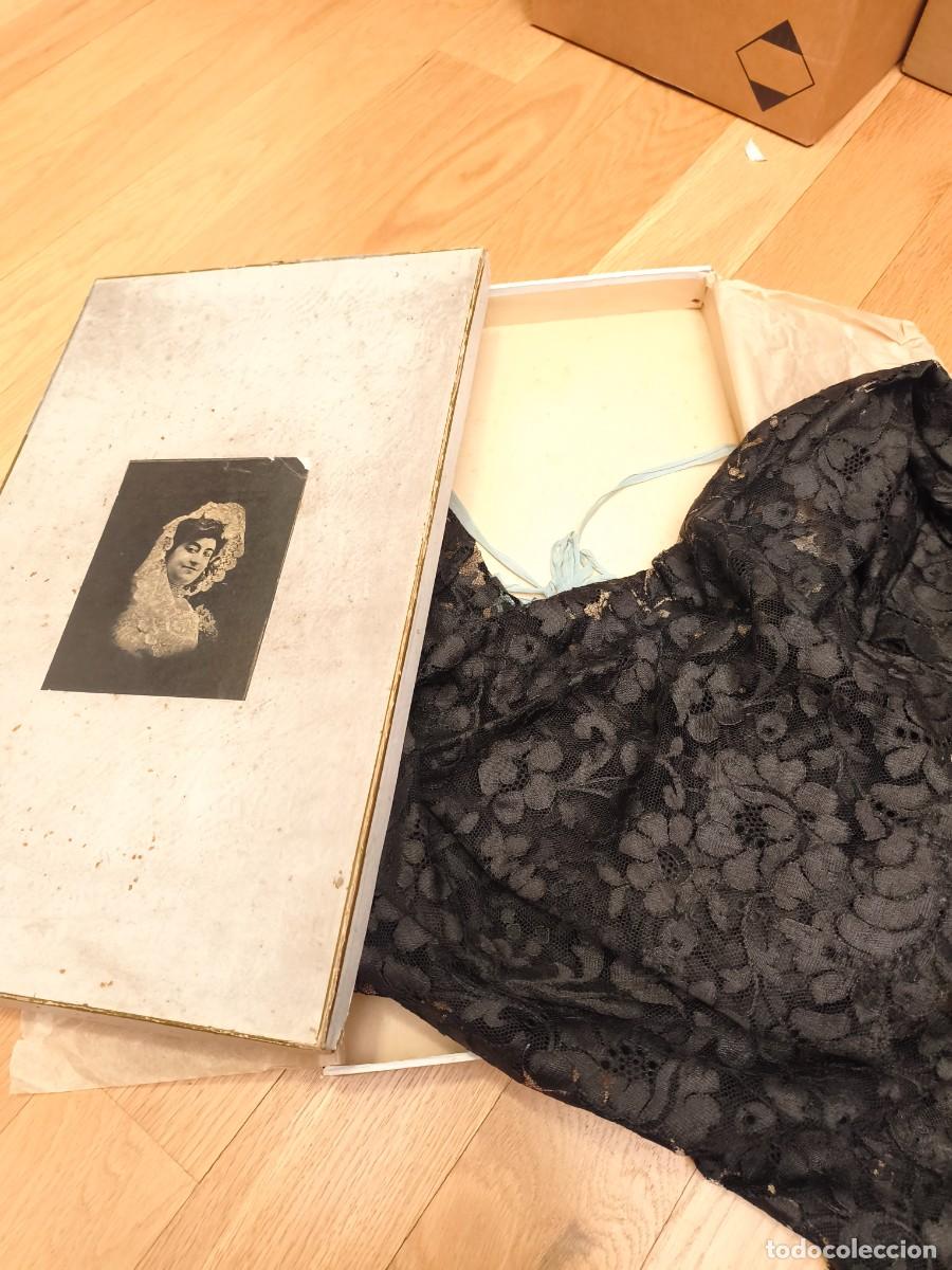 Antig&uuml;edades: ANTIGUA MANTILLA DE BLONDA MANUAL CON VOLANTES EN SU CAJA ORIGINAL