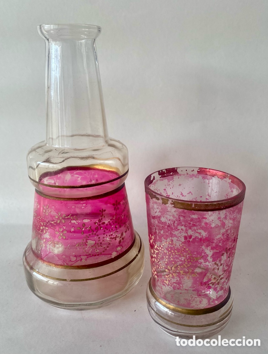 Antig&uuml;edades: Juego de botella con vaso de vidrio pintado Rosa y dorado de principios del Siglo XX