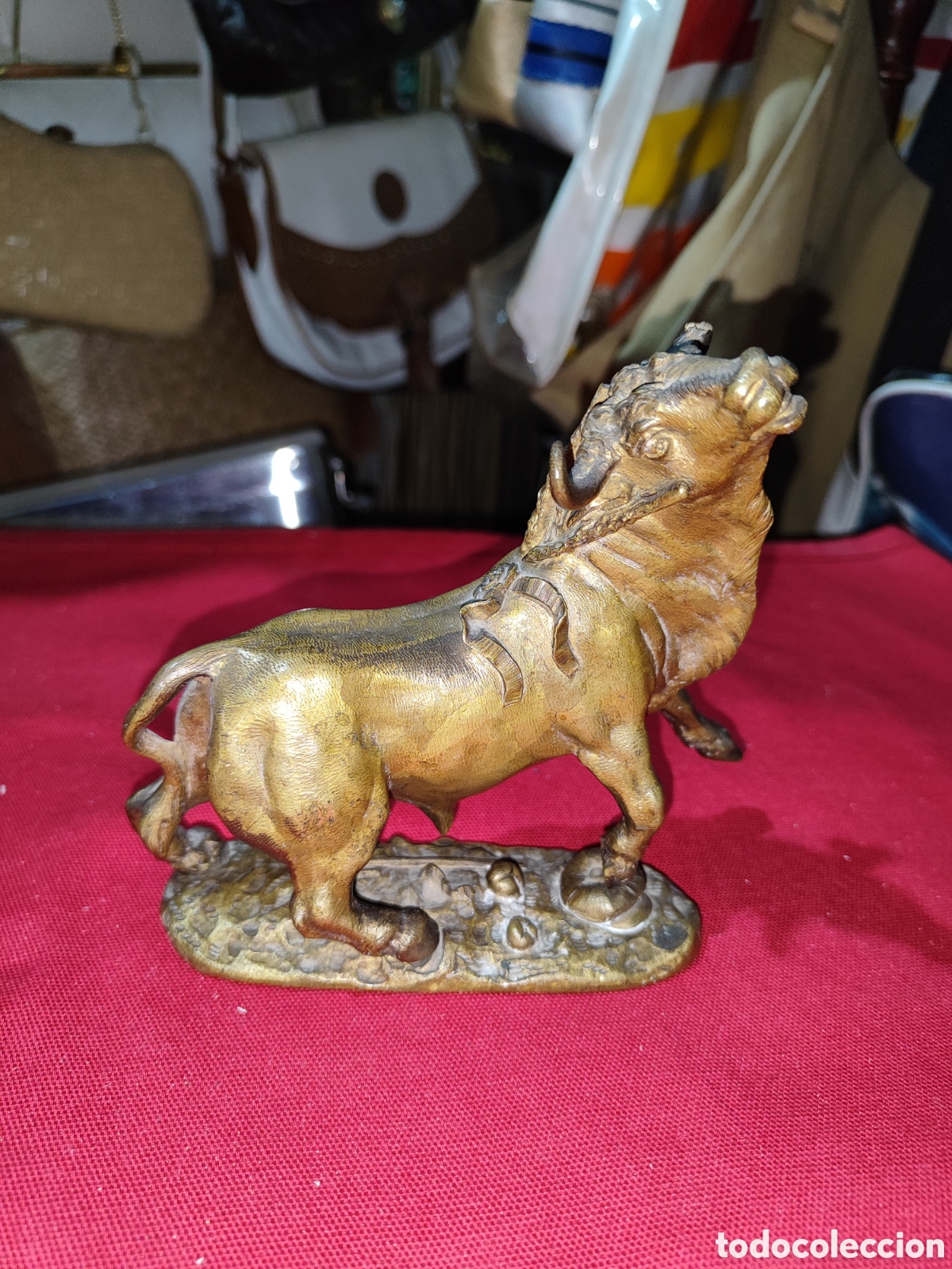 Antig&uuml;edades: Toro de bronce con asta partida sin firma aparente