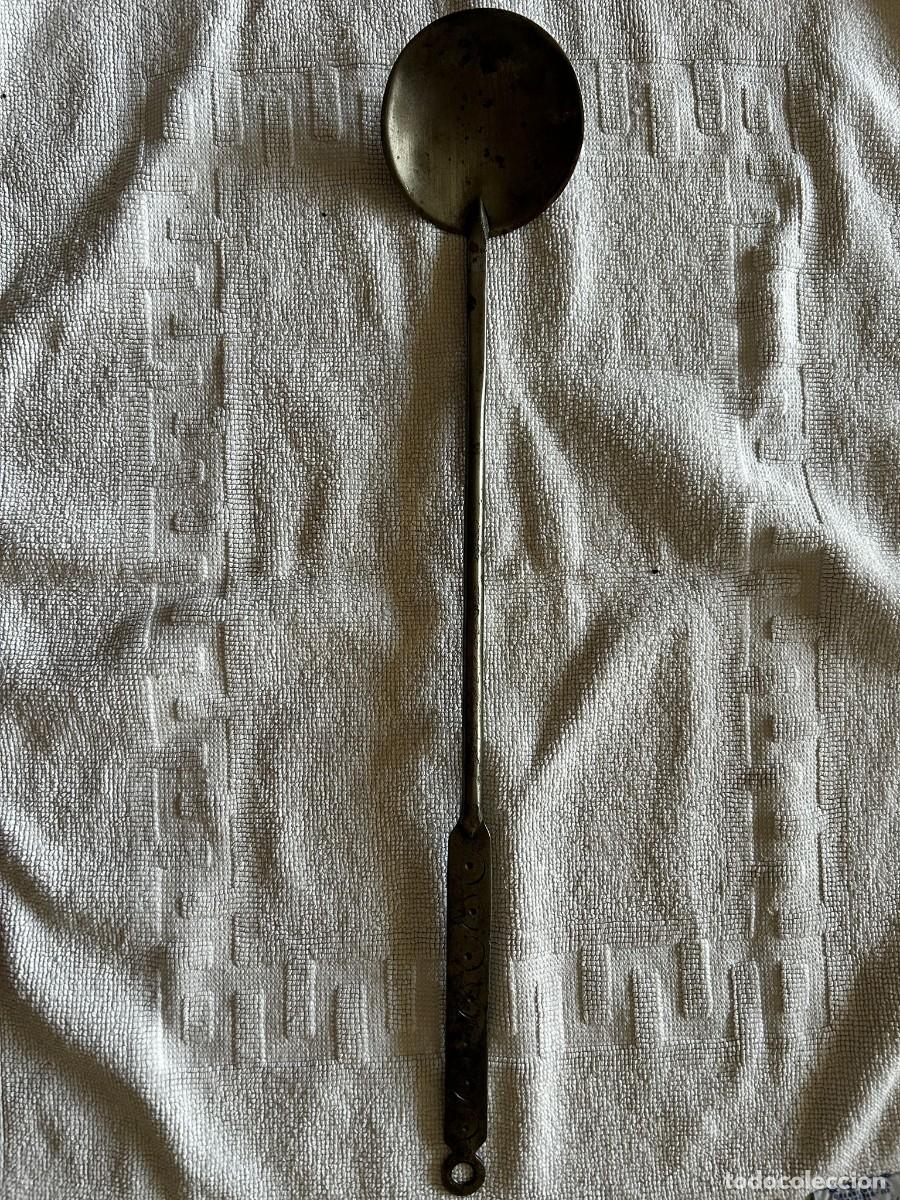 Antig&uuml;edades: Antigua espumadera o freidera de hierro forjado - Mango largo con grabados artesanales - 45 cm