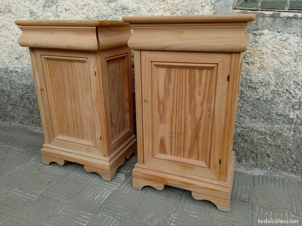 Antig&uuml;edades: Dos mesitas de noche o auxiliares de madera. Precio por unidad.