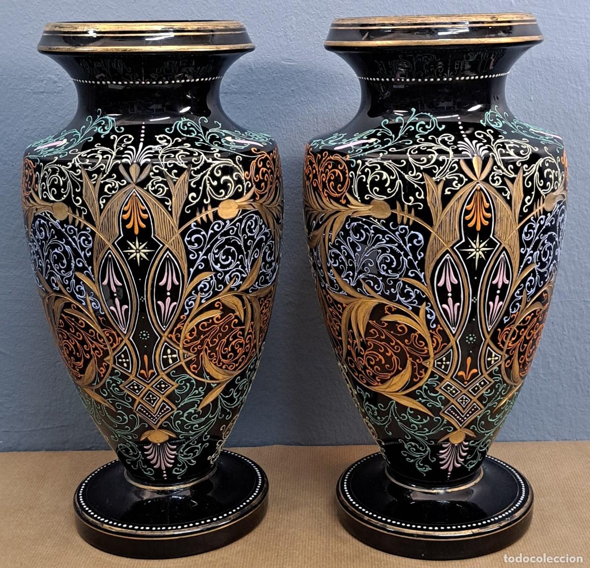 Antig&uuml;edades: Pareja de jarrones de opalina negra, decoraci&oacute;n en relieve, estilo Art D&eacute;co