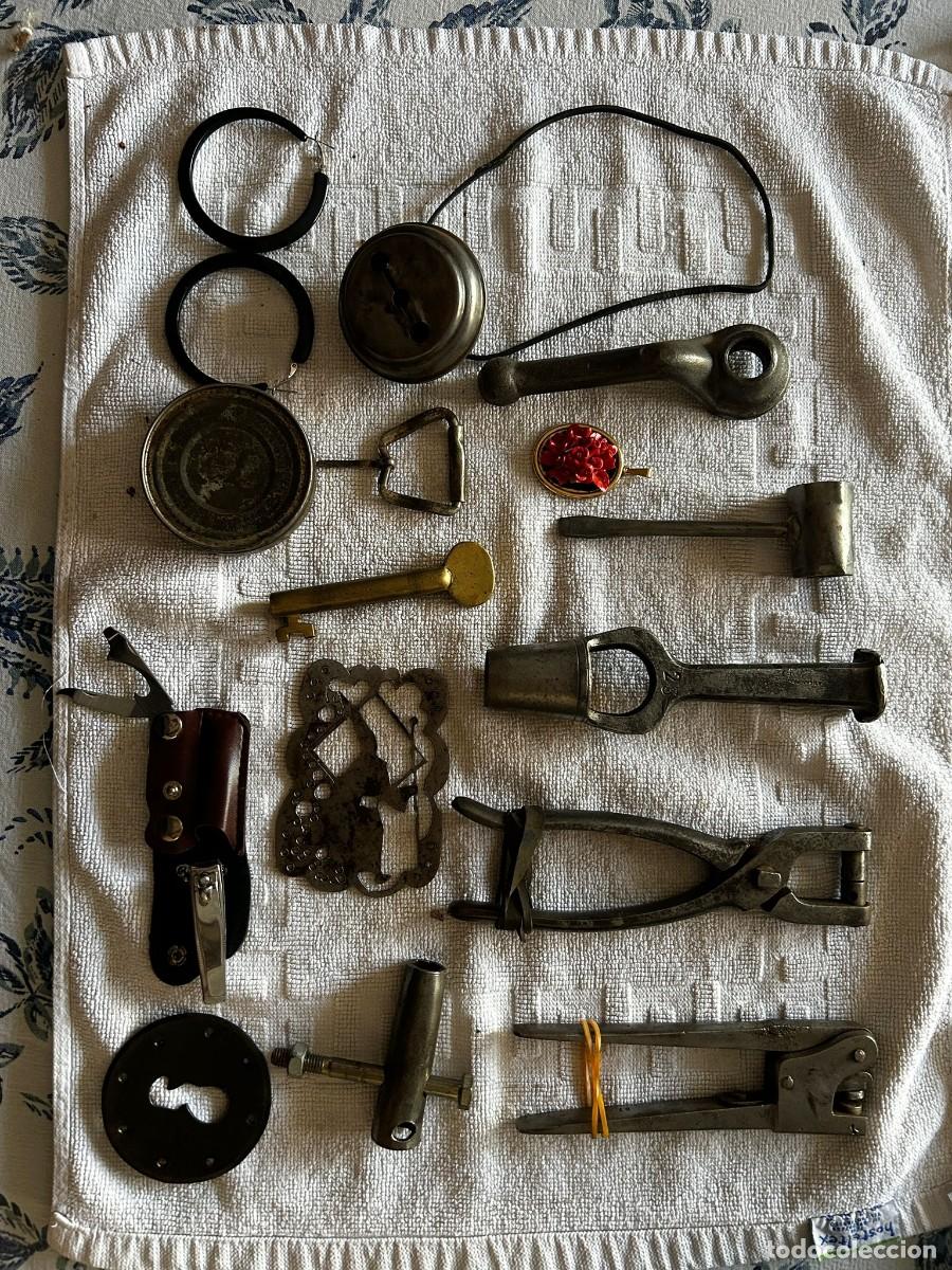 Antig&uuml;edades: Gran Lote de Curiosidades III - Herramientas T&eacute;cnicas, Broche Vintage, Llave de Lat&oacute;n y Objetos de M