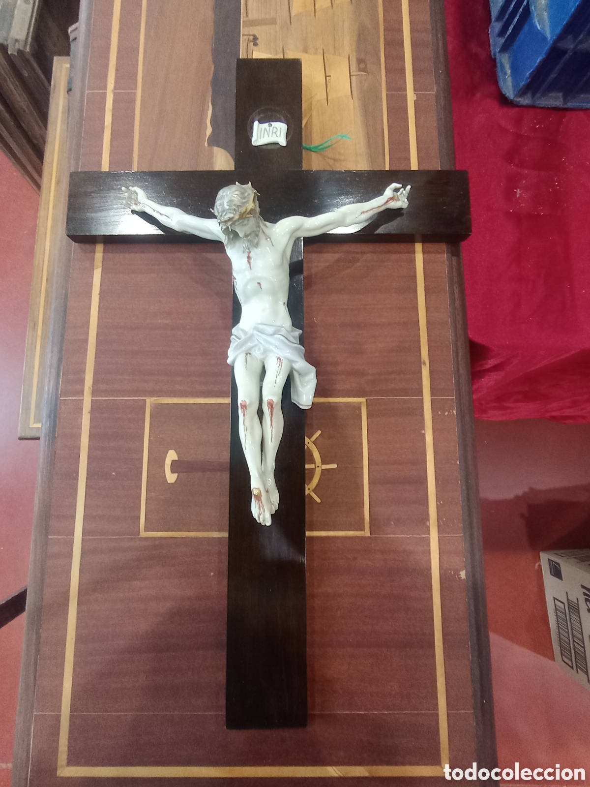 Antig&uuml;edades: Crucifijo porcelana y madera