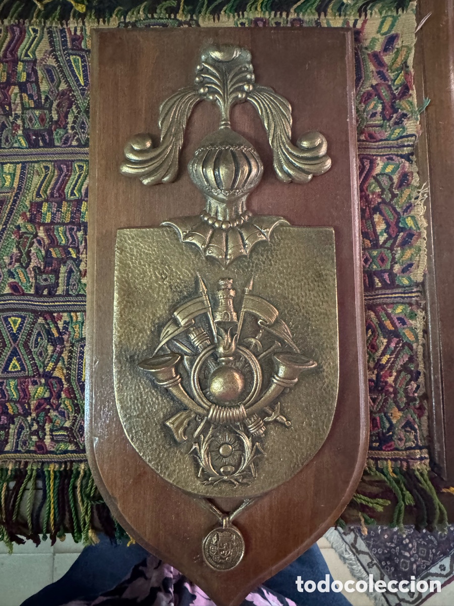 Antig&uuml;edades: Metopa Guardia Civil madera y bronce