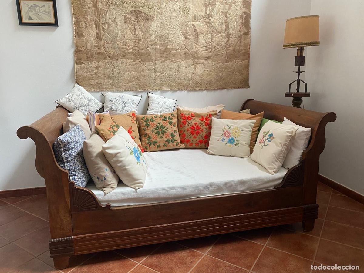Antig&uuml;edades: Divan/cama de d&iacute;a antiguo de madera maciza estilo colonial o imperio