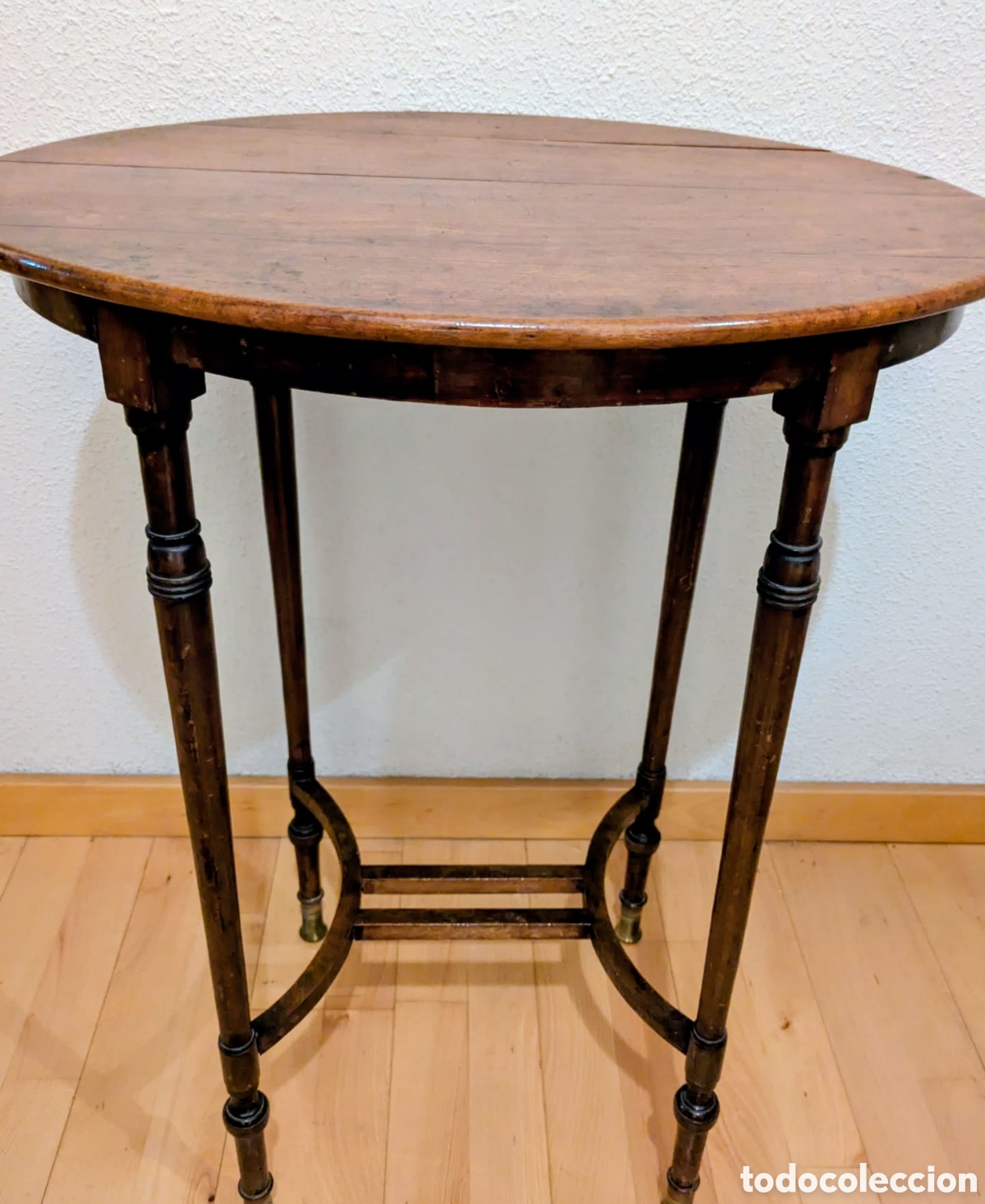 Antig&uuml;edades: Venta en persona. Elegante mesa velador antigua de madera