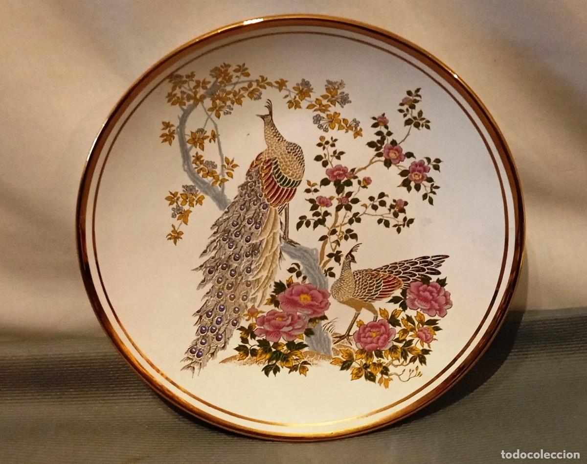 Antig&uuml;edades: Plato de porcelana Neofitou Grecia. Precioso plato de porcelana decorado con pavos reales y flores.