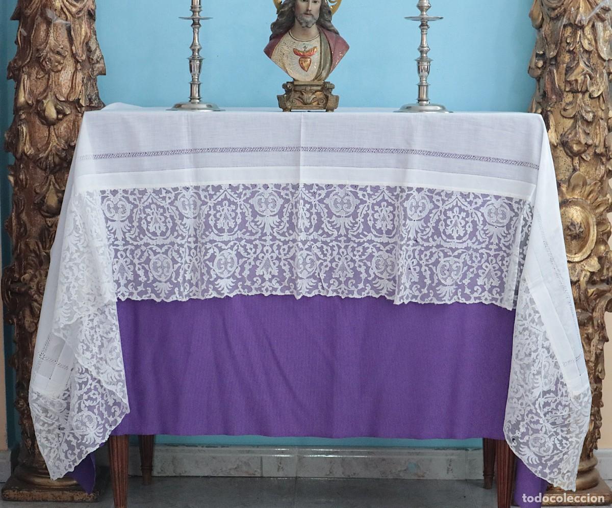 Antig&uuml;edades: Mantel de altar confeccionado en fino hilo y encajes manuales. Mide 211 x 96 cm. Pps. S. XX.