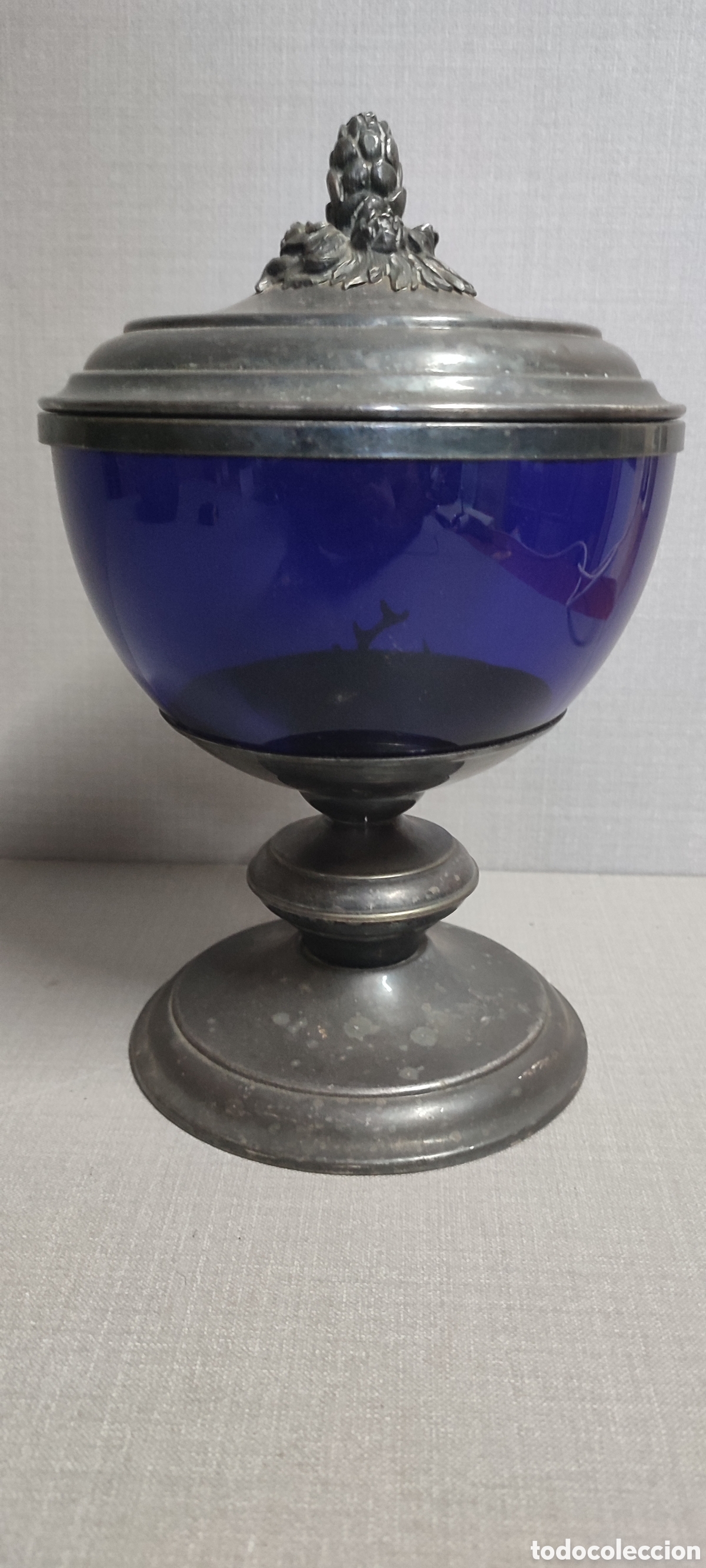 Antig&uuml;edades: Antigua bombonera copa de alpaca y cristal cobalto.