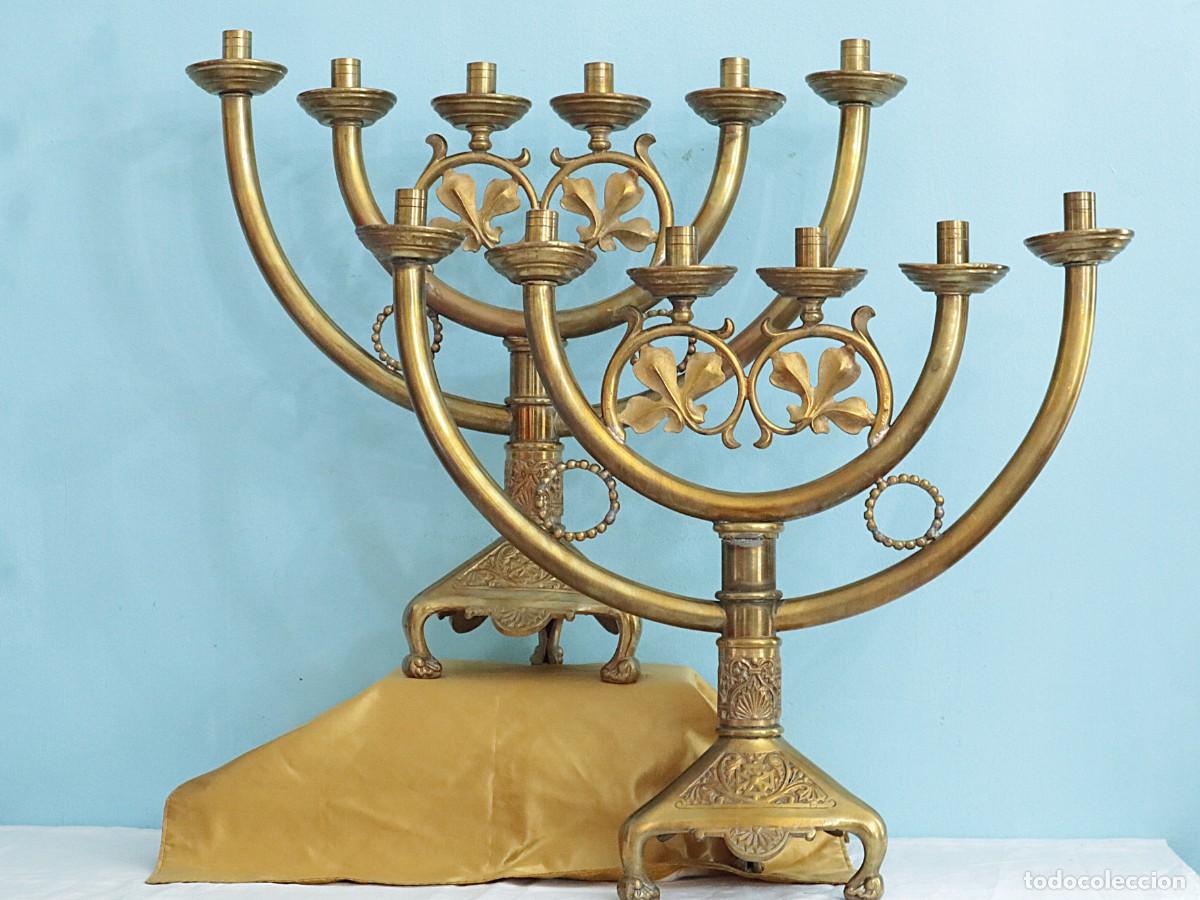 Antig&uuml;edades: Grandes candelabros de altar de seis velas elaborados en bronce. Med. S. XX. Miden 52 x 57 cm.