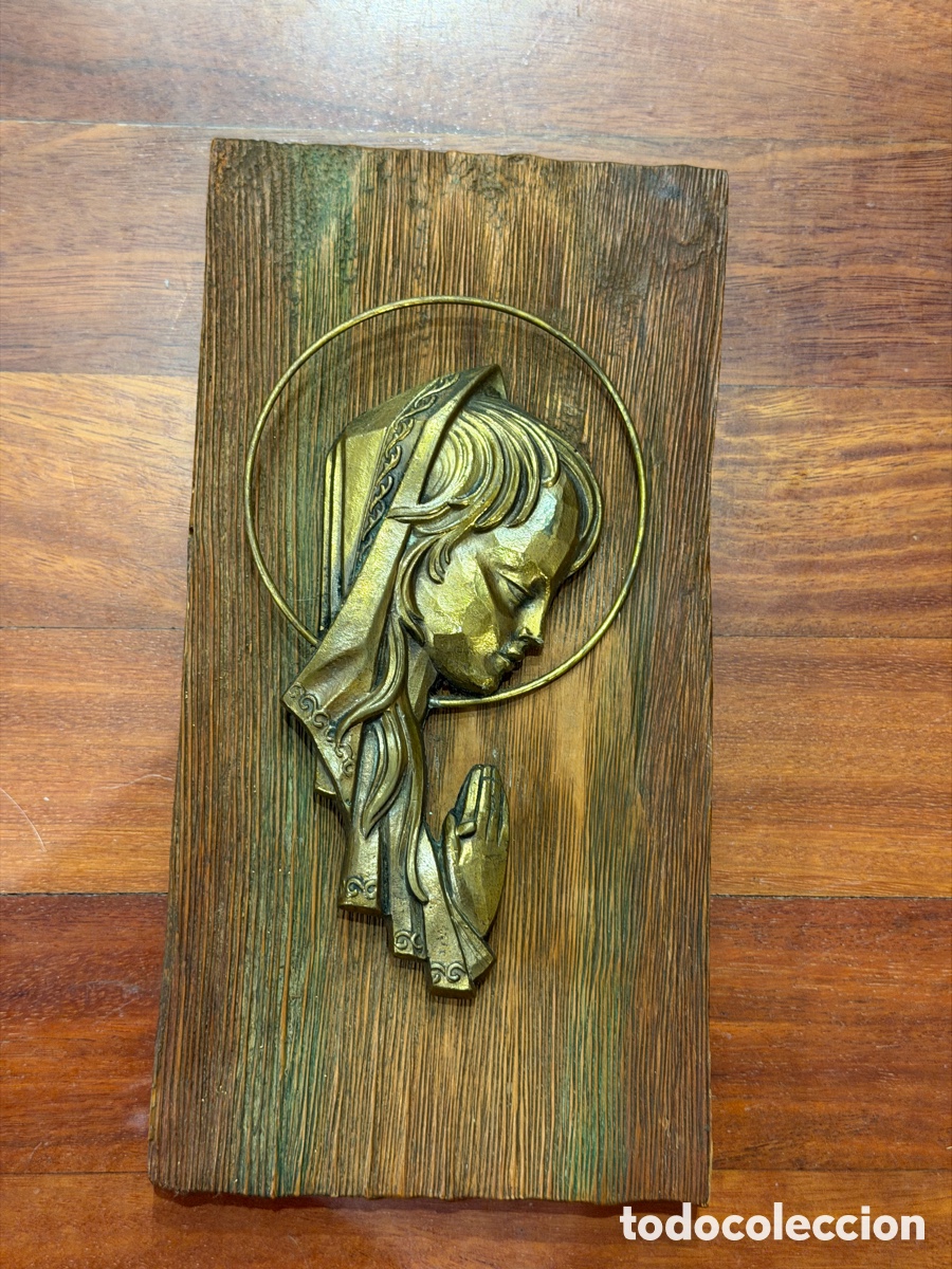 Antig&uuml;edades: Precioso Relieve Vintage de Virgen Orante - A&ntilde;os 60/70 (Madera y Metal)