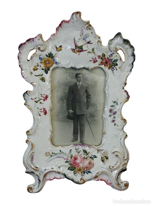 Antig&uuml;edades: ANTIGUO PORTAFOTOS DE CER&Aacute;MICA CON MOTIVOS FLORALES. GVB NOVE. ITALIA. SIGLO XIX.