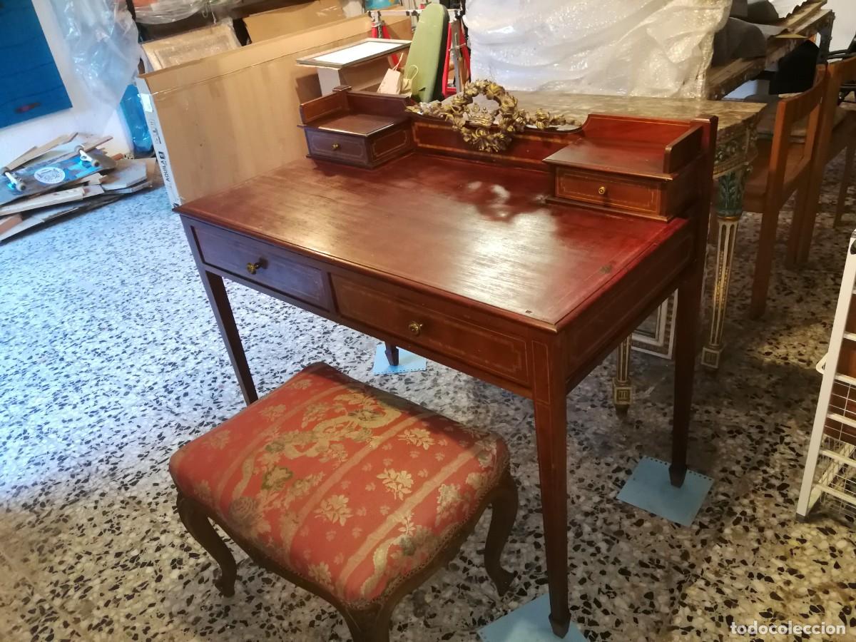 Antig&uuml;edades: Escritorio con alzada estilo Luis XVI