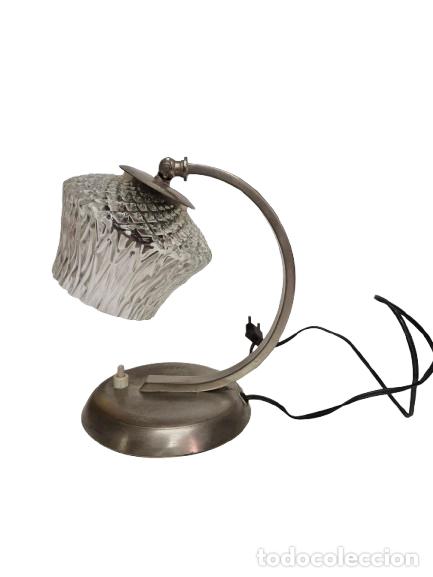 Antig&uuml;edades: L&aacute;mpara Sobremesa, Mesita - Articulada - Vintage - A&ntilde;os 50 - Metal Plateado - Tulipa de Cristal