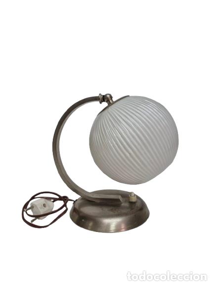 Antig&uuml;edades: L&aacute;mpara Sobremesa, Mesita - Articulada - Vintage - A&ntilde;os 50 - Metal Plateado - Bonita Tulipa Cristal