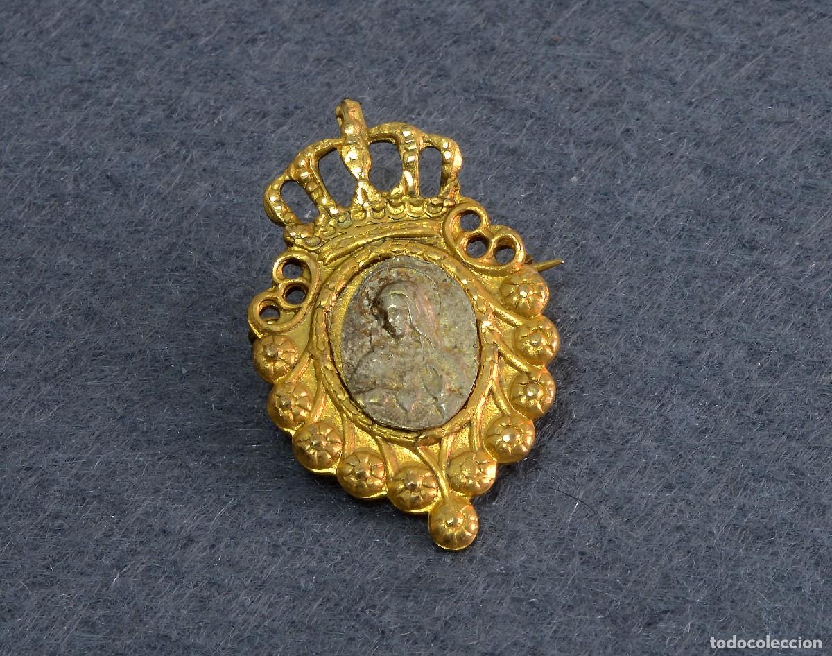 Antig&uuml;edades: Medalla alfiler antiguo con marco dorado e imagen de la Virgen