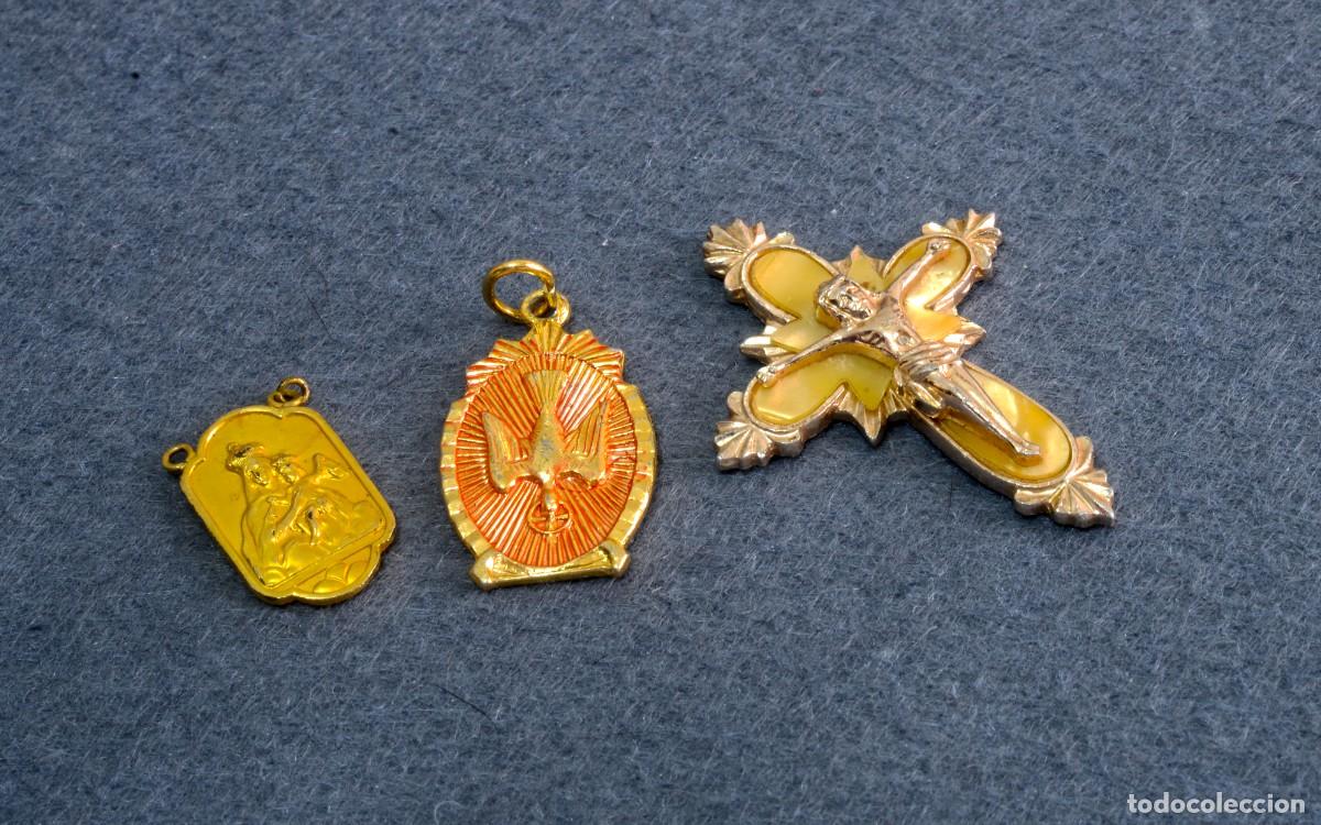 Antig&uuml;edades: Lote de tres 3 peque&ntilde;os efectos religiosos: dos medalla y crucifijo