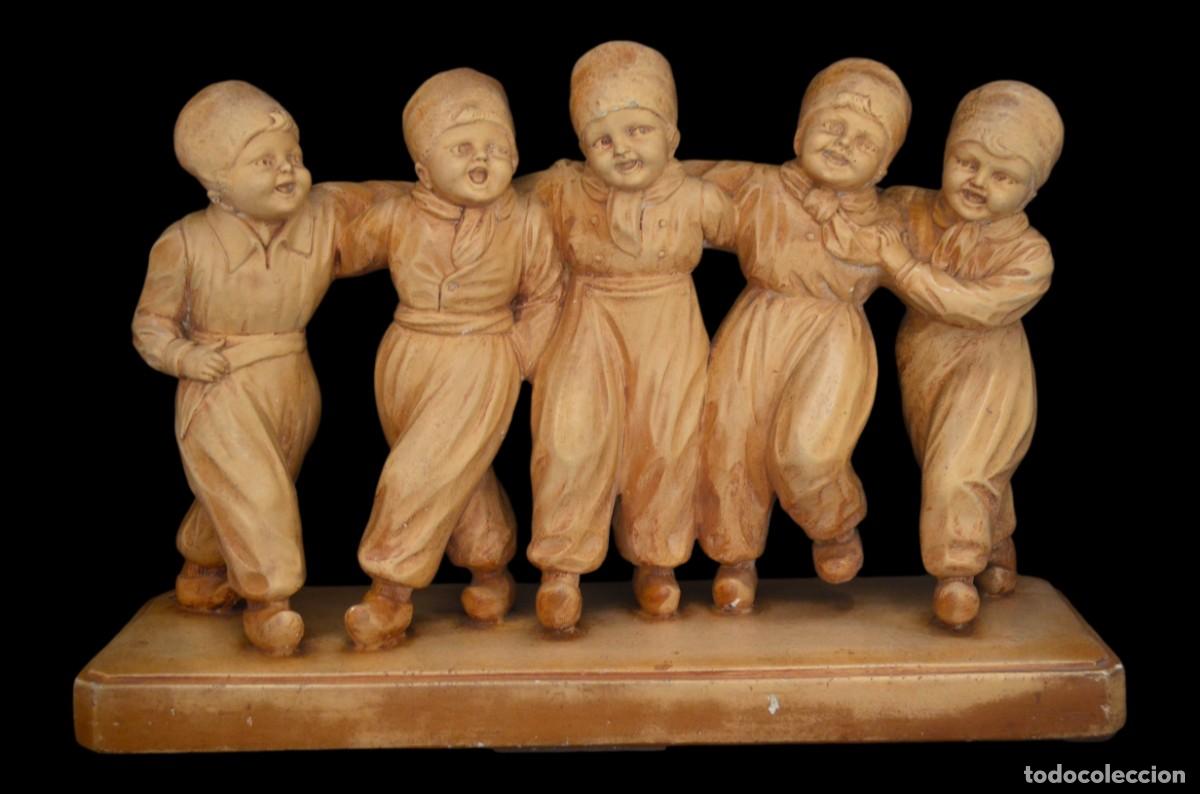 Oggetti Antichi: FIGURA DE ESCAYOLA PATINADA GRUPO DE NI&Ntilde;OS HOLANDESES CANTANDO