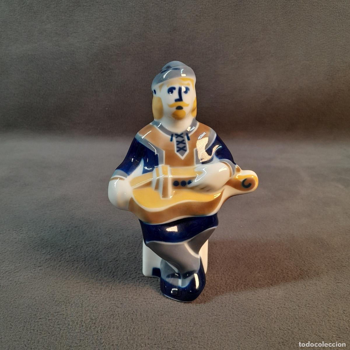 Antig&uuml;edades: FIGURA DE CER&Aacute;MICA MEENDI&Ntilde;O CON ZANFO&Ntilde;A. SARGADELOS.SIGLO XX