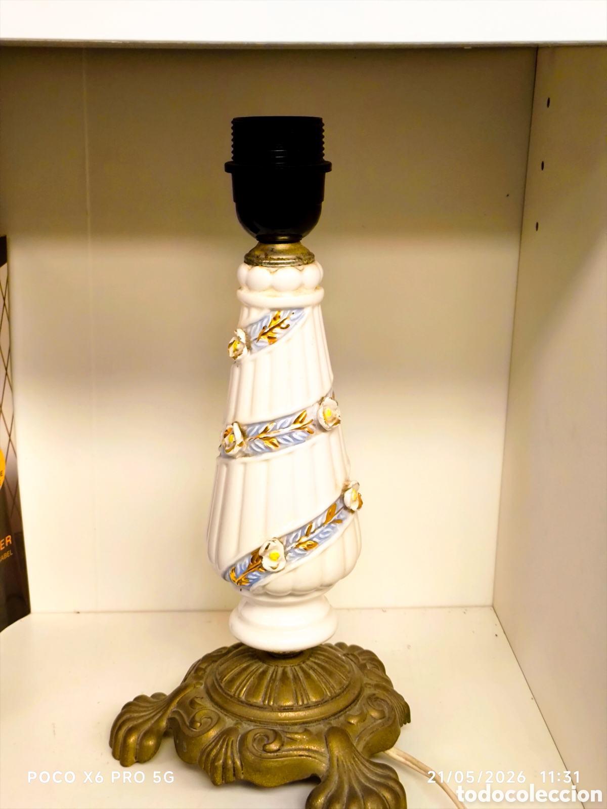 Antig&uuml;edades: l&aacute;mpara de sobremesa vintage, fabricada con un cuerpo central de porcelana blanca estriada y una bas