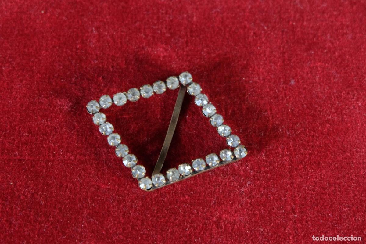 Antig&uuml;edades: HEBILLA PARA CINTUR&Oacute;N EN METAL CON CRISTALES