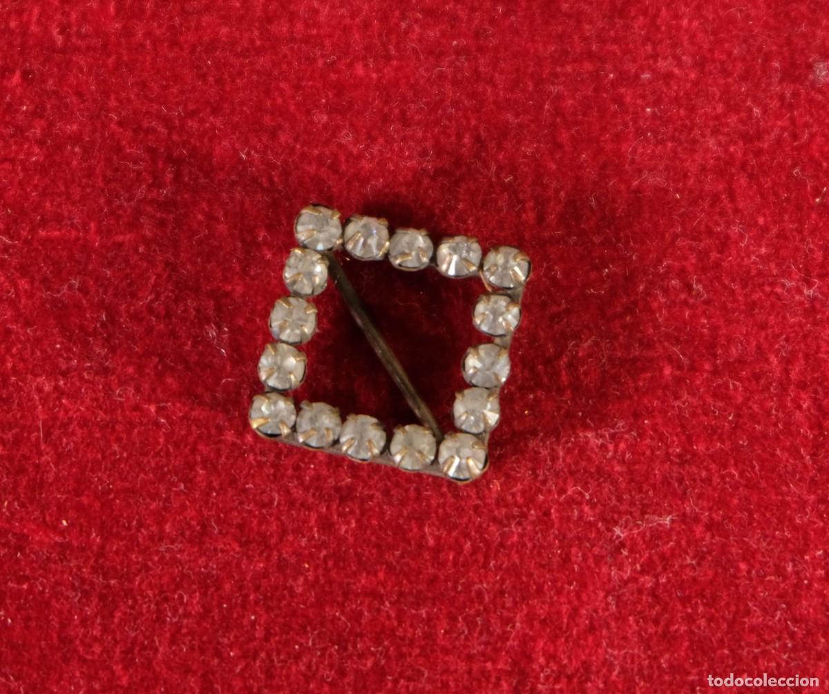 Antig&uuml;edades: HEBILLA PARA CINTUR&Oacute;N EN METAL CON CRISTALES